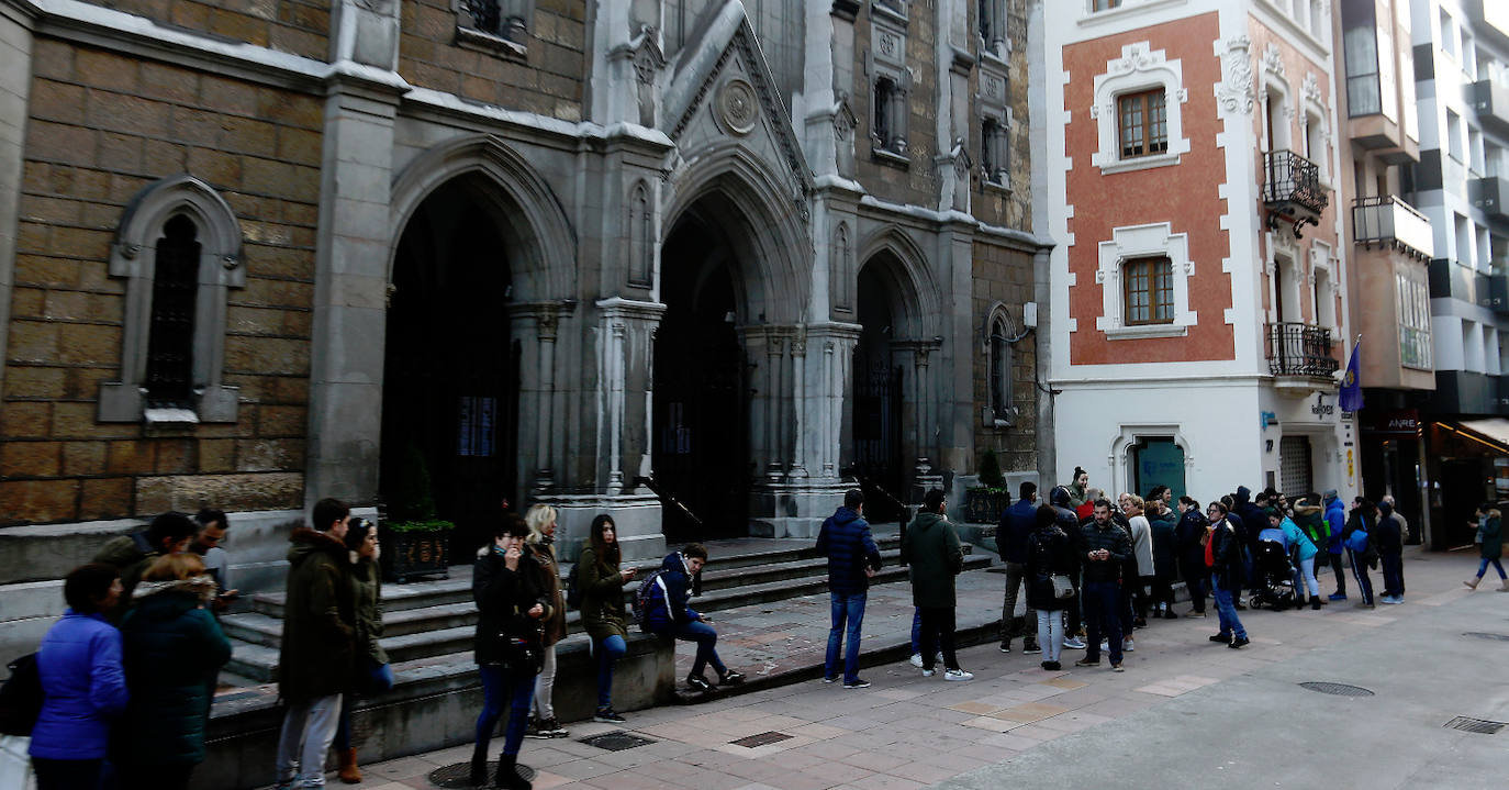 Pese a la crisis de resultados, los aficionados azules siguen apoyando a su equipo jornada a jornada. Este martes hicieron cola desde primera hora de la mañana en la calle Caveda de la capital para adquirir sus localidades. 