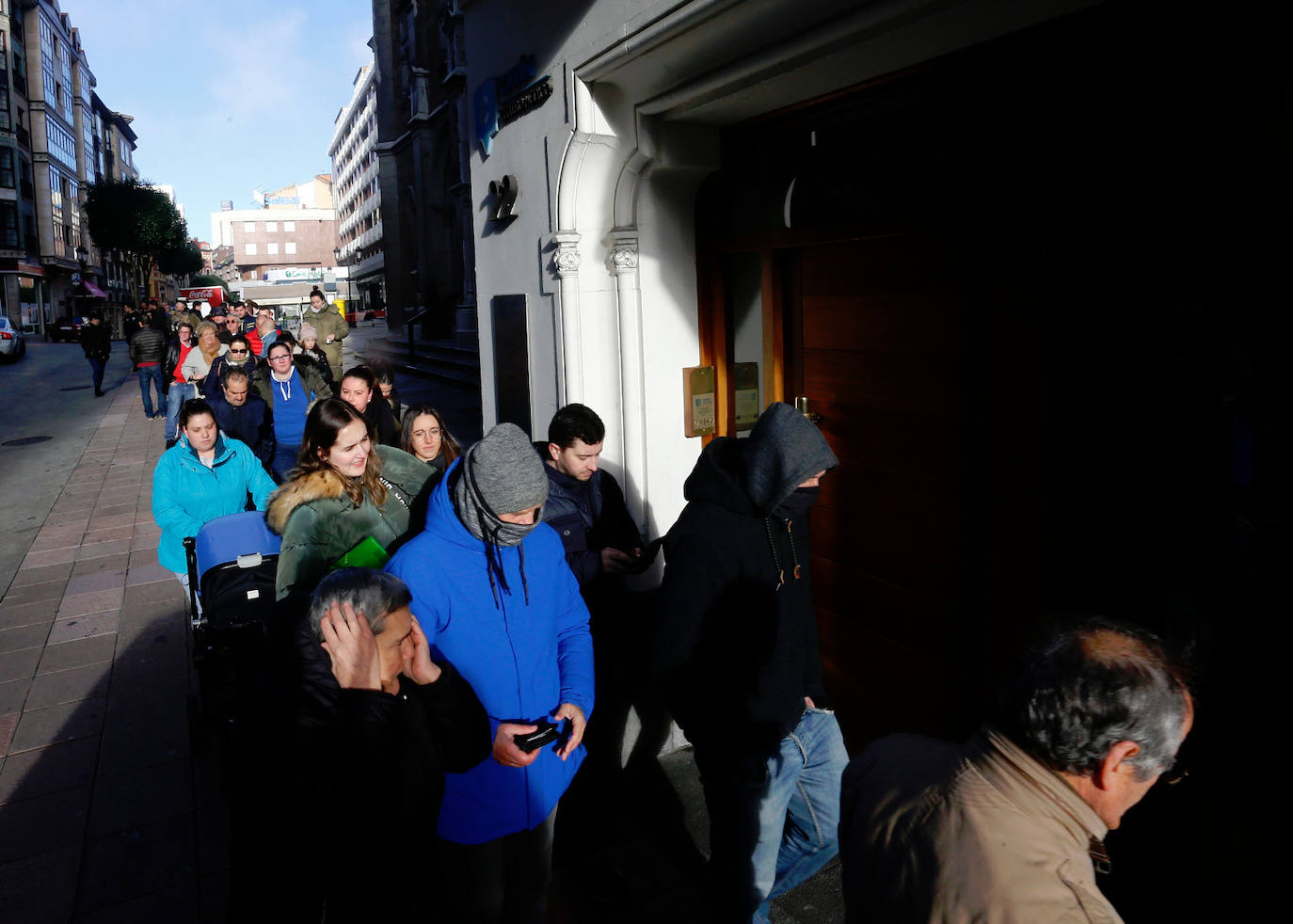 Pese a la crisis de resultados, los aficionados azules siguen apoyando a su equipo jornada a jornada. Este martes hicieron cola desde primera hora de la mañana en la calle Caveda de la capital para adquirir sus localidades. 