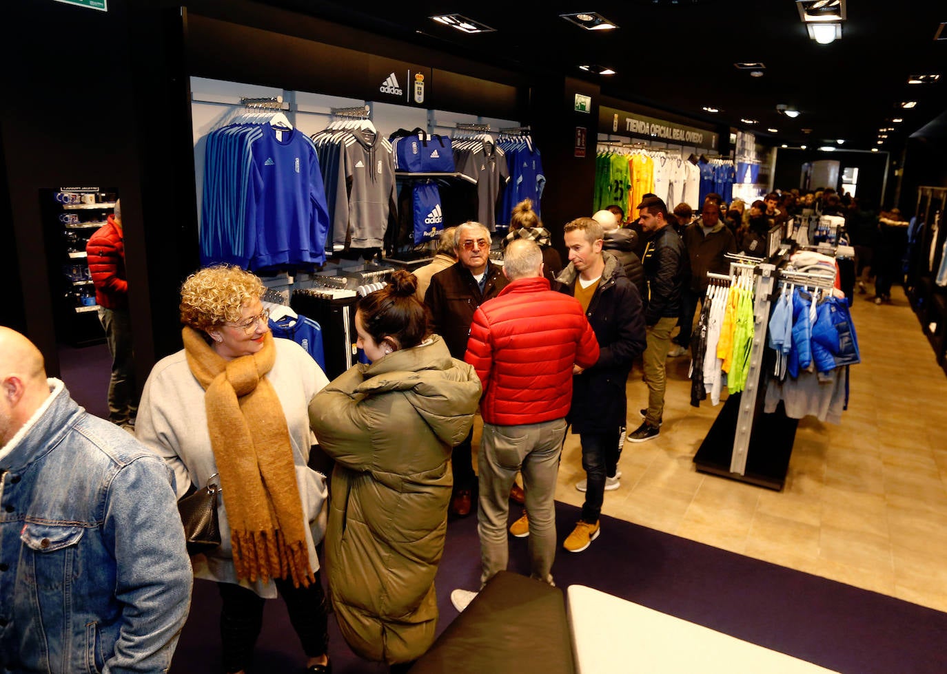 Pese a la crisis de resultados, los aficionados azules siguen apoyando a su equipo jornada a jornada. Este martes hicieron cola desde primera hora de la mañana en la calle Caveda de la capital para adquirir sus localidades. 