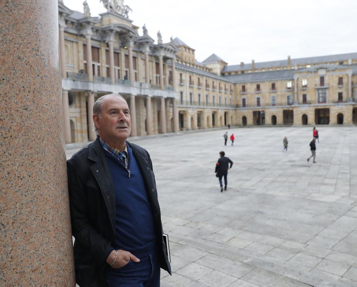 Jesús Merino, en el patio central de la Universidad Laboral, con la fachada del teatro al fondo. 