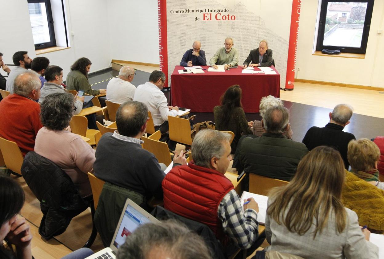 Representantes del Foro de la Movilidad, ayer, en el Centro Muncipal Integrado de El Coto. 