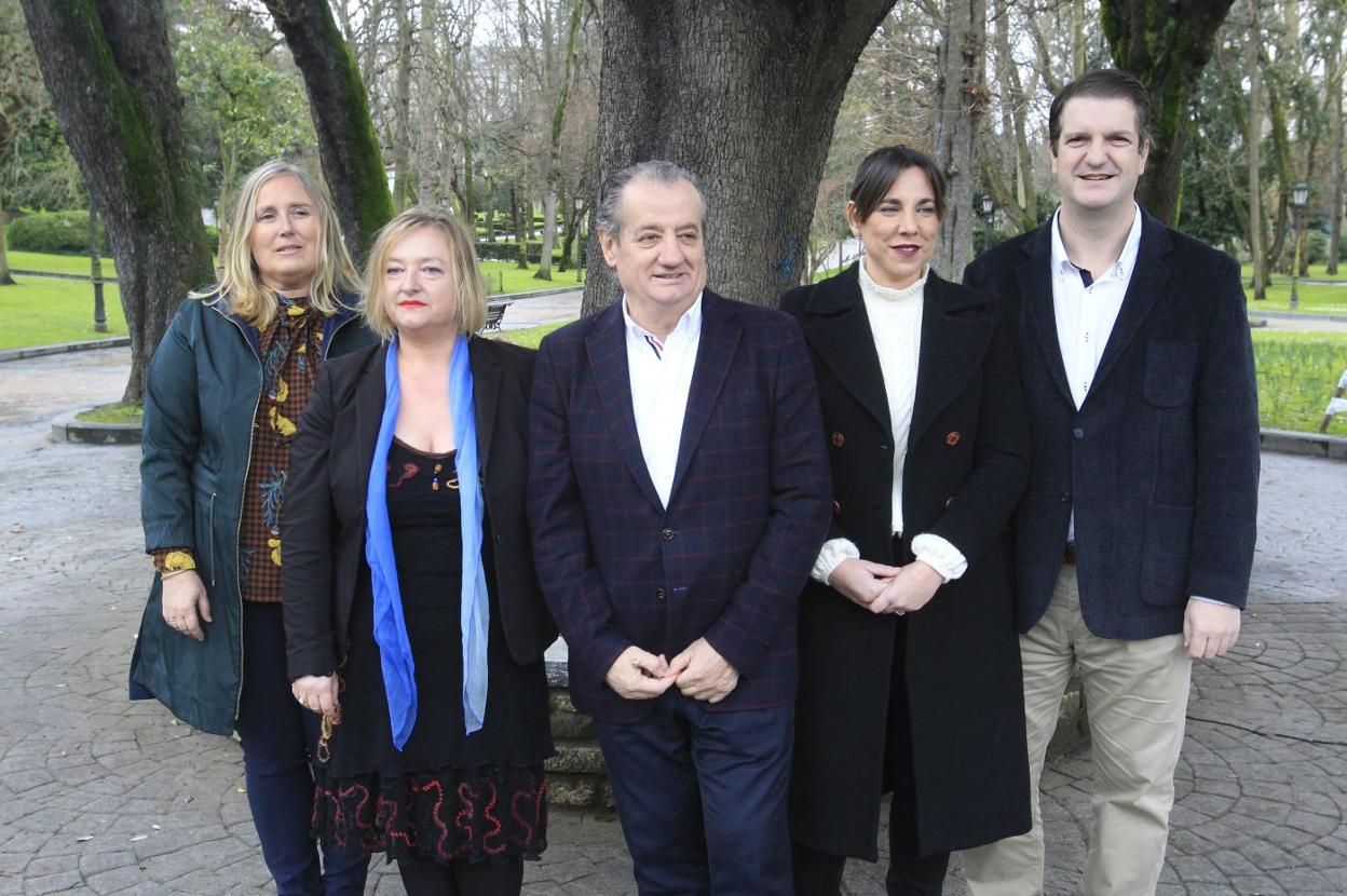 Natalia Iglesias, Almudena Martínez, Nicanor García, Sofía Llorián y Daniel Álvarez, miembros de la candidatura a los que se une Miguel Arias, que no pudo acudir al acto. 
