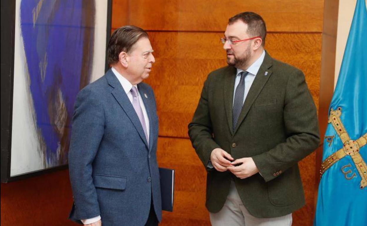 El alcalde de Oviedo, Alfredo Canteli, y el presidente del Principado de Asturias, Adrián Barbón, durante la reunión mantenida este martes. 