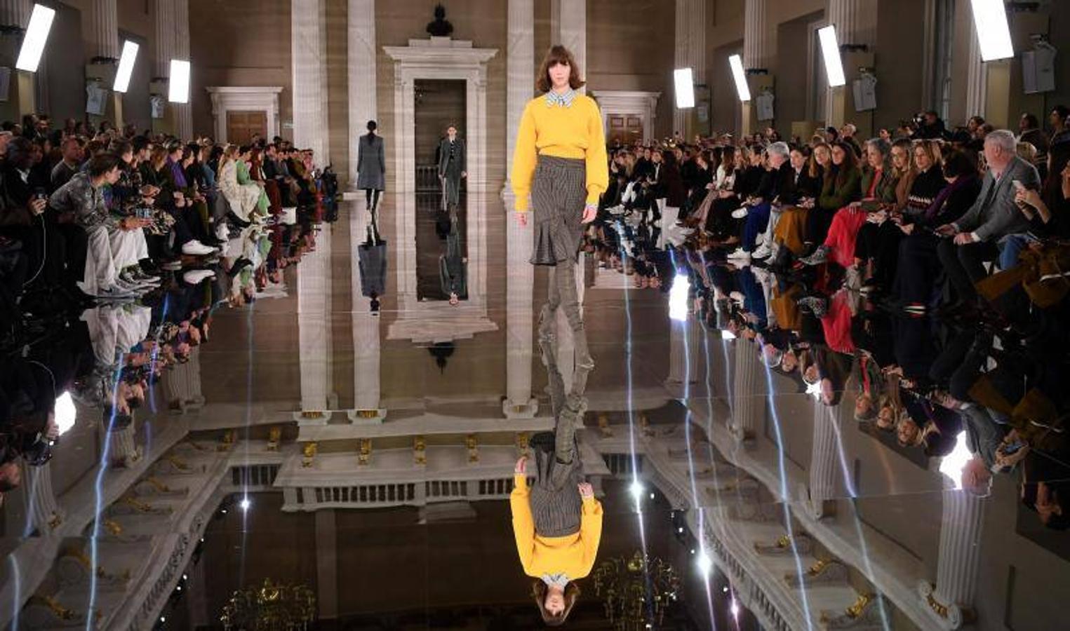 En su colección de otoño-invierno 2020/21, Victoria Beckham ha rendido homenaje a la tradición y al desafío de las reglas de estilo convencionales. La diseñadora y ex Spice Girl, apostó en esta Semana de la Moda de Londres por vestidos negros, botas de plataforma, faldas combinadas, jerséis con llamativos diseños en las mangas y colores cantosos. Victoria deslumbró también con su look compuesto por unos pantalones palazzo negros y una camisa blanca, un binomio que nunca pasará de moda.