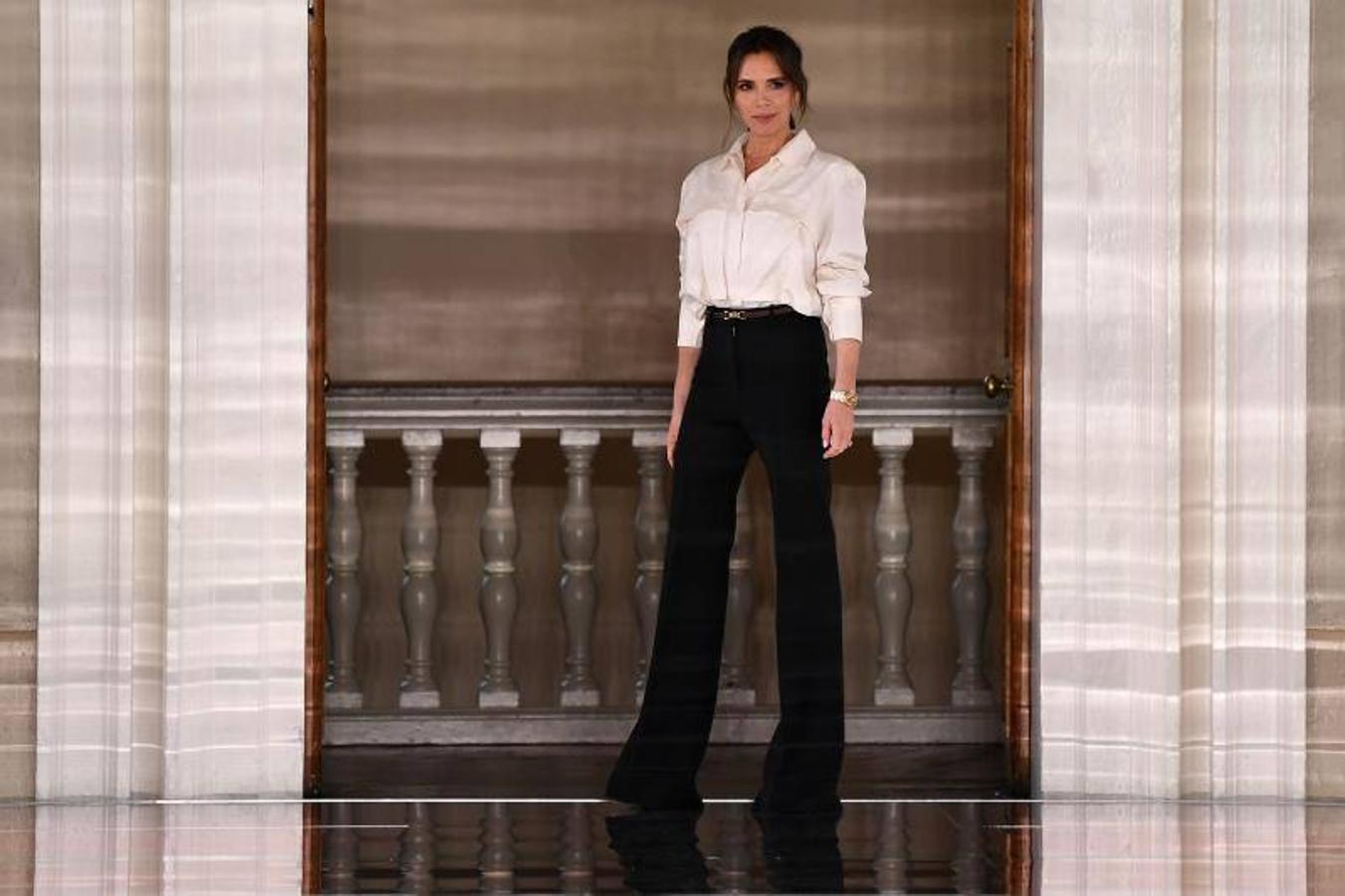 En su colección de otoño-invierno 2020/21, Victoria Beckham ha rendido homenaje a la tradición y al desafío de las reglas de estilo convencionales. La diseñadora y ex Spice Girl, apostó en esta Semana de la Moda de Londres por vestidos negros, botas de plataforma, faldas combinadas, jerséis con llamativos diseños en las mangas y colores cantosos. Victoria deslumbró también con su look compuesto por unos pantalones palazzo negros y una camisa blanca, un binomio que nunca pasará de moda.