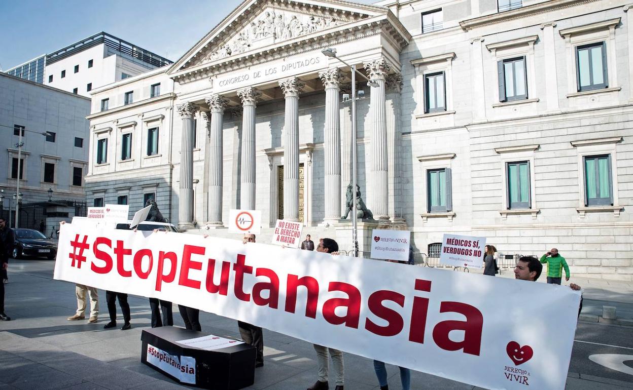 Derecho a vivir protesta contra la ley de eutanasia frente al Congreso de los Diputados. 