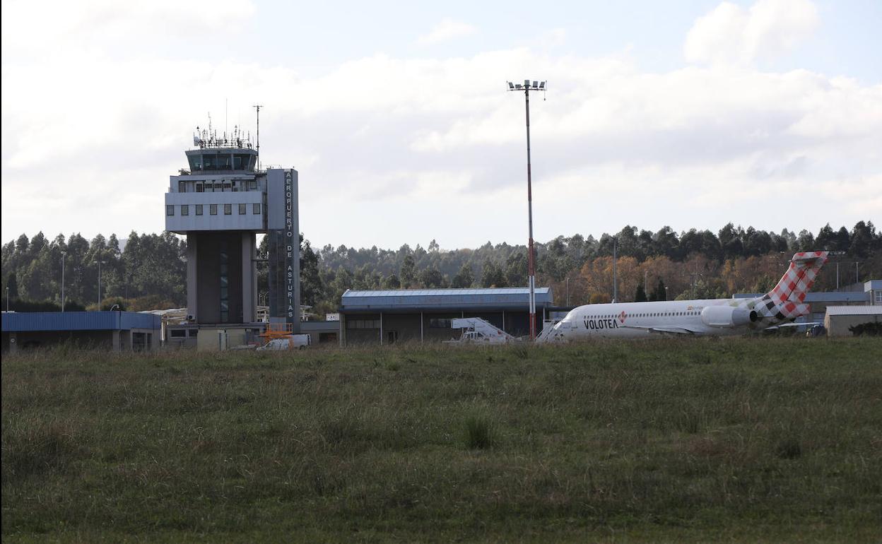 Un avión de Volotea en el aeropuerto de Asturias. 