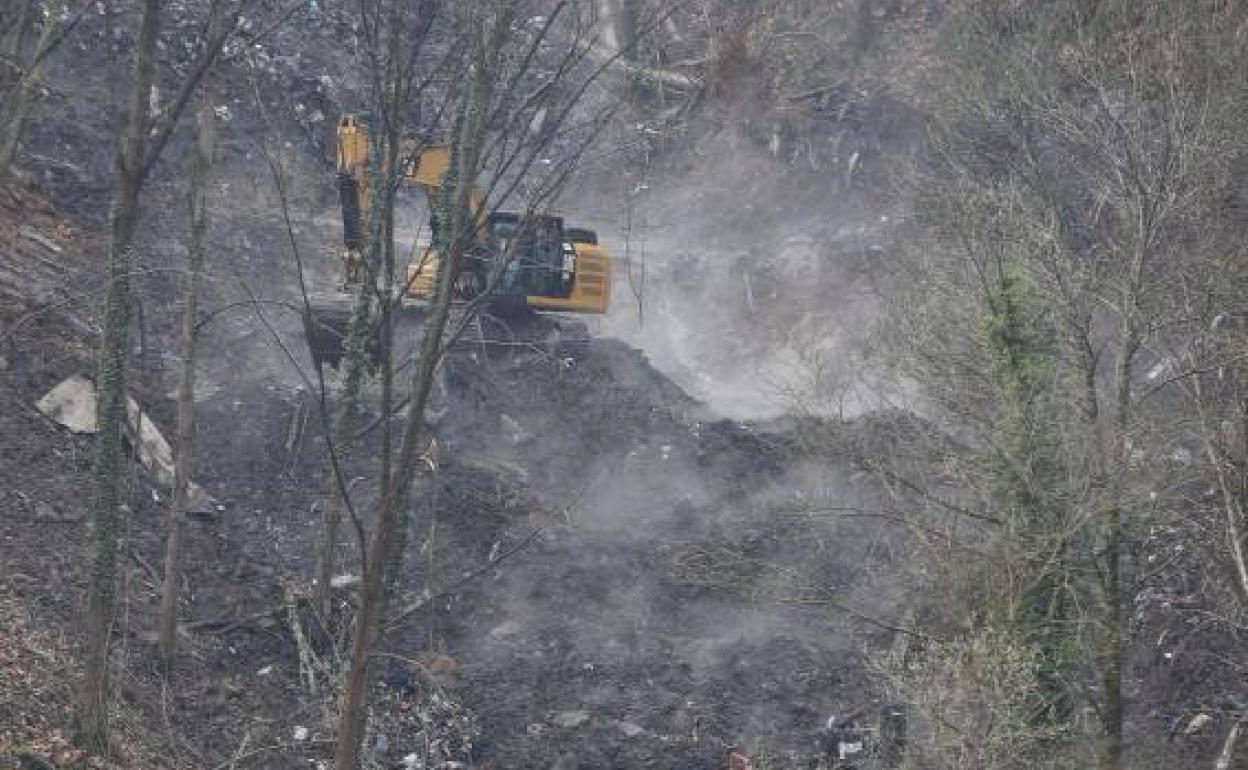 Los equipos de extinción han conseguido este martes apagar los frentes del incendio en el vertedero de Zaldibar (Bizkaia) que se derrumbó el pasado 6 de febrero.