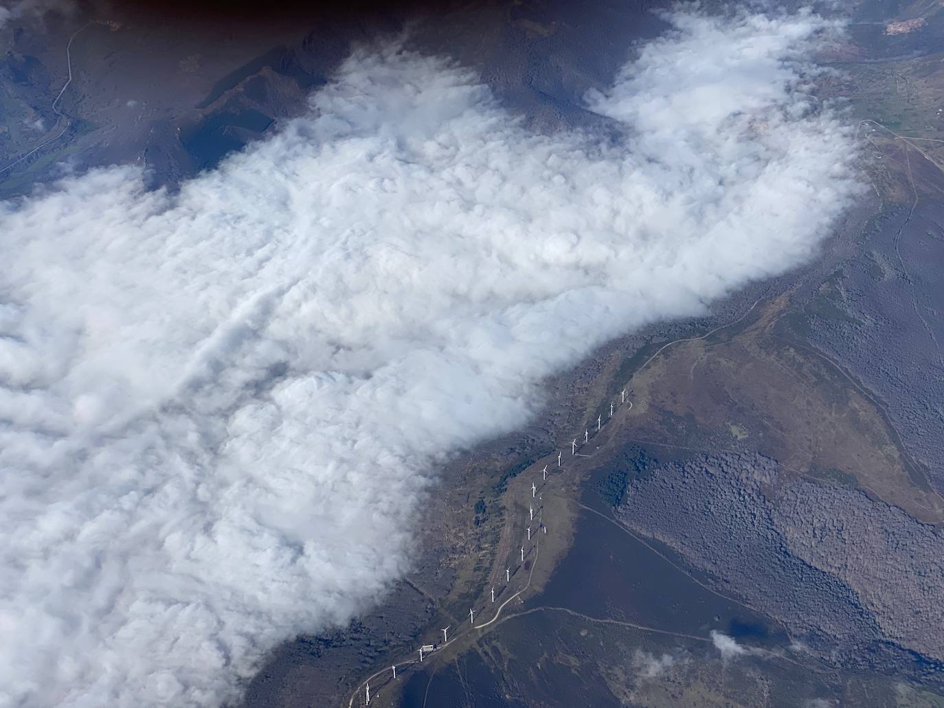 La travesía en globo sobre los Picos de Europa dejó este miércoles unas imágenes espectaculares. Una decena de participantes, procedentes de distintos puntos de España, participaron en esta prueba que se volvía a celebrar después de treinta años. Muchos de los participantes con amplia «experiencia en vuelos peculiares por todo el mundo: Antártida, Laponia, Báltico, Amazonas, Kilimanjaro, Aconcagua, Capadocia, Alpes y largas distancias en Europa», como recordó el organizador, Paco Bercial.