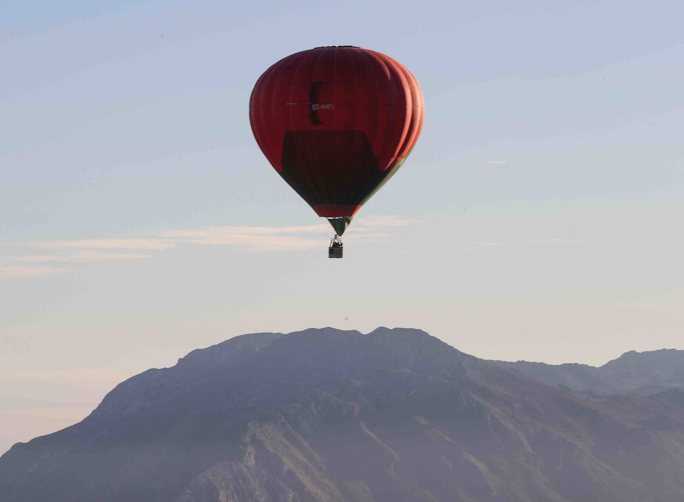 La travesía en globo sobre los Picos de Europa dejó este miércoles unas imágenes espectaculares. Una decena de participantes, procedentes de distintos puntos de España, participaron en esta prueba que se volvía a celebrar después de treinta años.