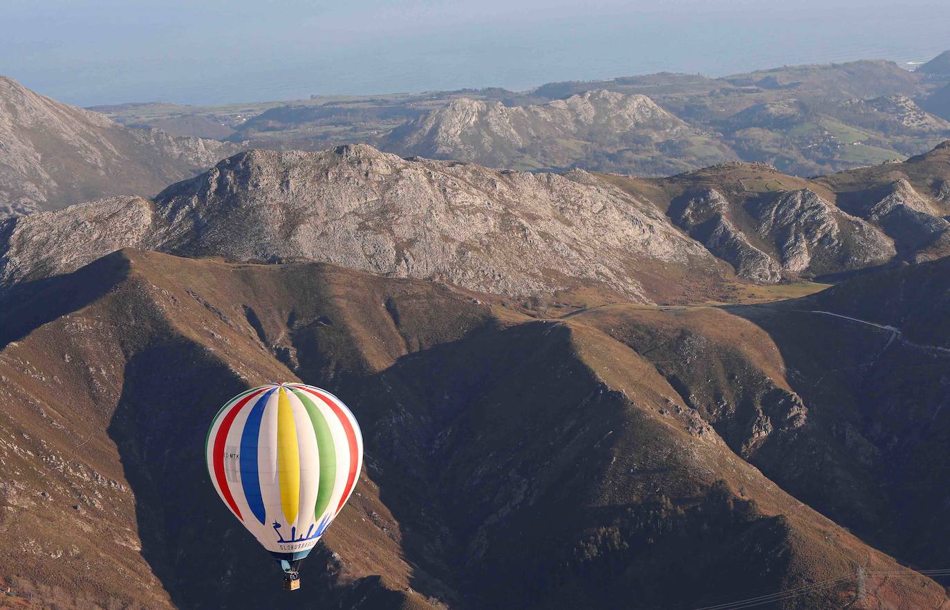 La travesía en globo sobre los Picos de Europa dejó este miércoles unas imágenes espectaculares. Una decena de participantes, procedentes de distintos puntos de España, participaron en esta prueba que se volvía a celebrar después de treinta años.