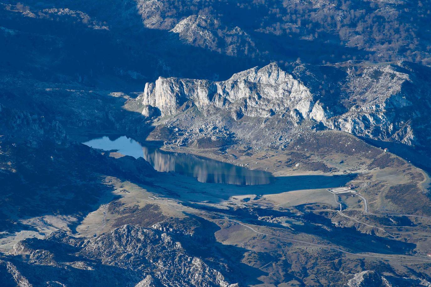 La travesía en globo sobre los Picos de Europa dejó este miércoles unas imágenes espectaculares. Una decena de participantes, procedentes de distintos puntos de España, participaron en esta prueba que se volvía a celebrar después de treinta años.