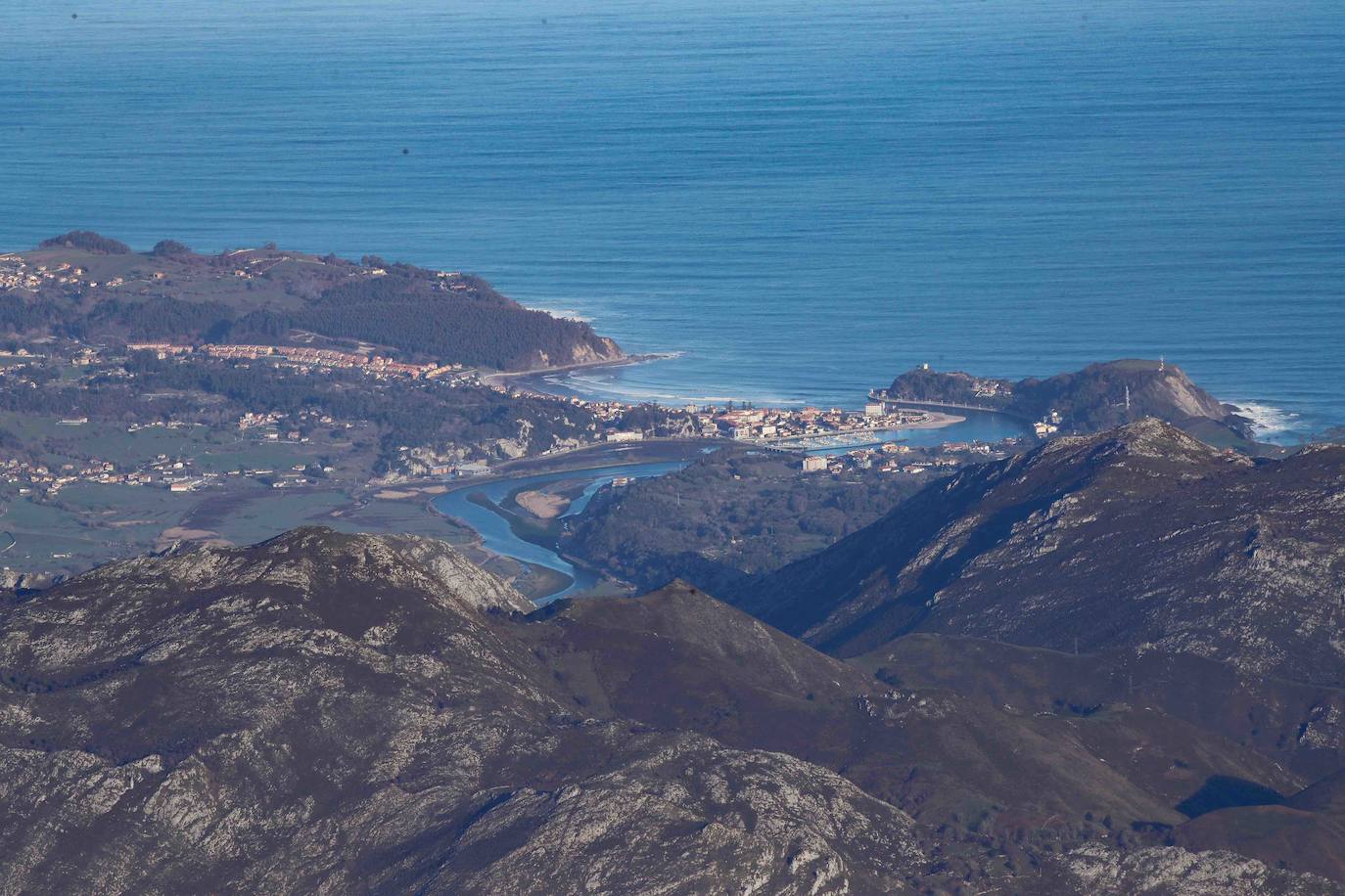 La travesía en globo sobre los Picos de Europa dejó este miércoles unas imágenes espectaculares. Una decena de participantes, procedentes de distintos puntos de España, participaron en esta prueba que se volvía a celebrar después de treinta años.