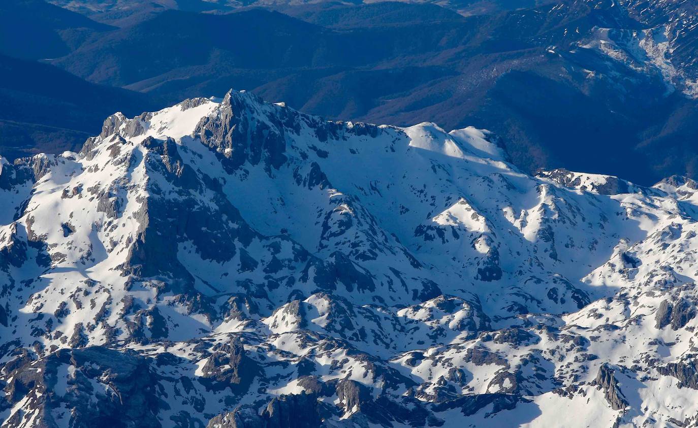 La travesía en globo sobre los Picos de Europa dejó este miércoles unas imágenes espectaculares. Una decena de participantes, procedentes de distintos puntos de España, participaron en esta prueba que se volvía a celebrar después de treinta años.