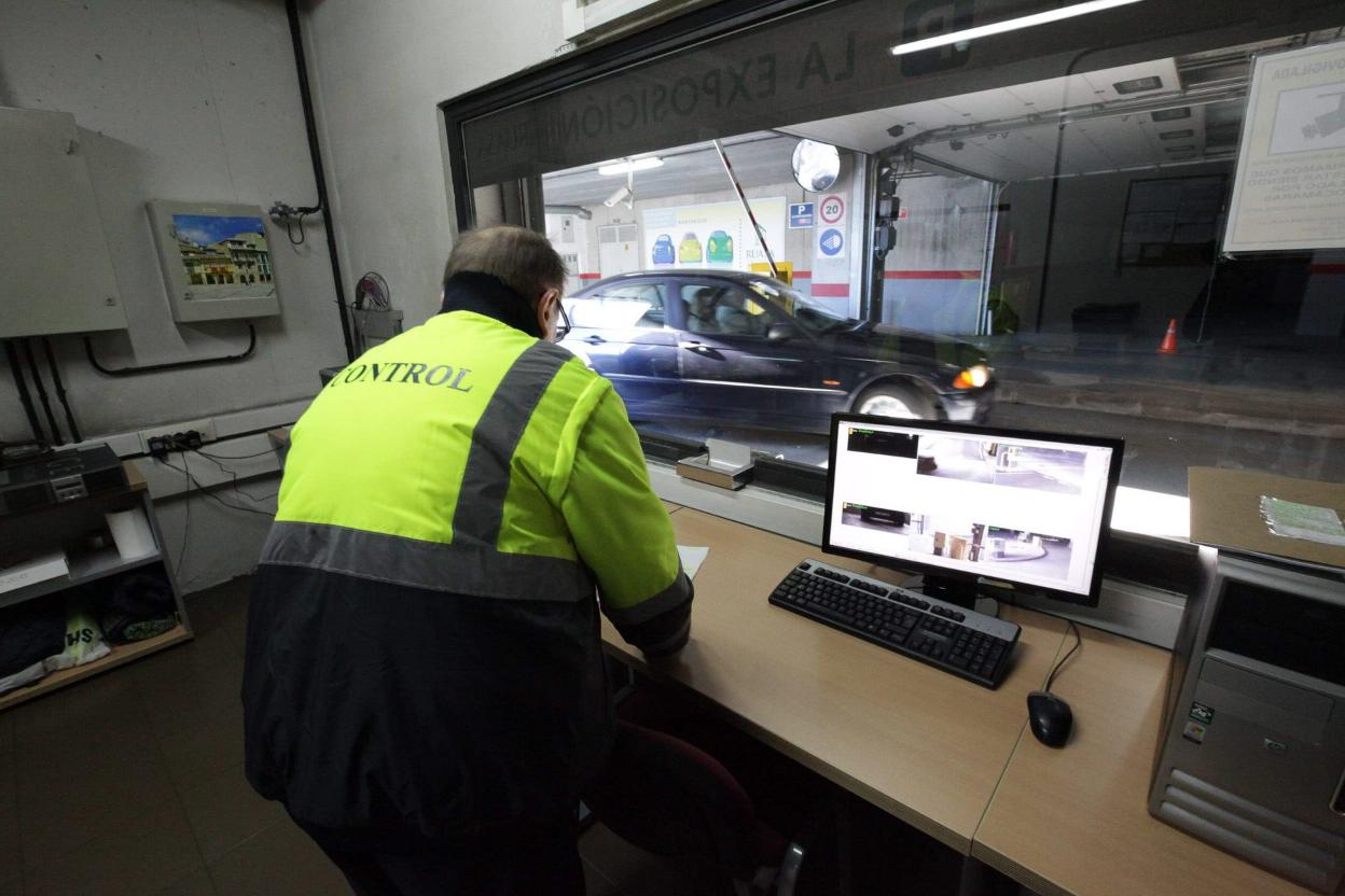 Imagen de archivo de la zona de control del aparcamiento subterráneo de La Exposición. 