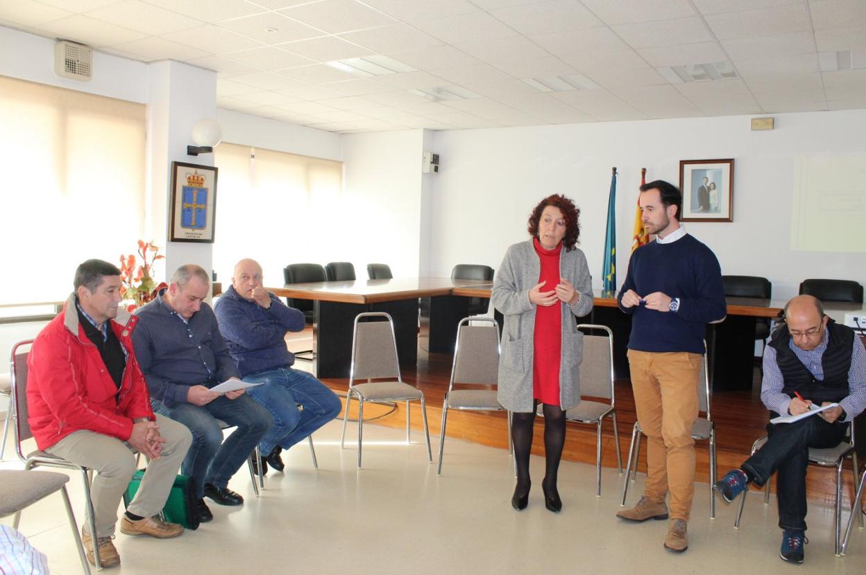 Cecilia Pérez y David Villar, reunidos con ganaderos de El Franco. 