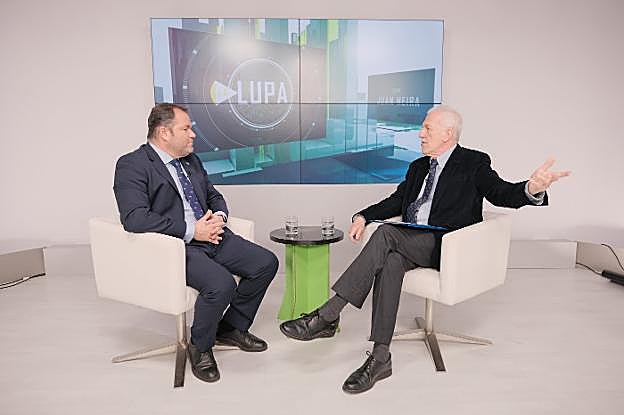 Carlos Paniceres, durante la entrevista con Juan Neira, en Canal 10. 