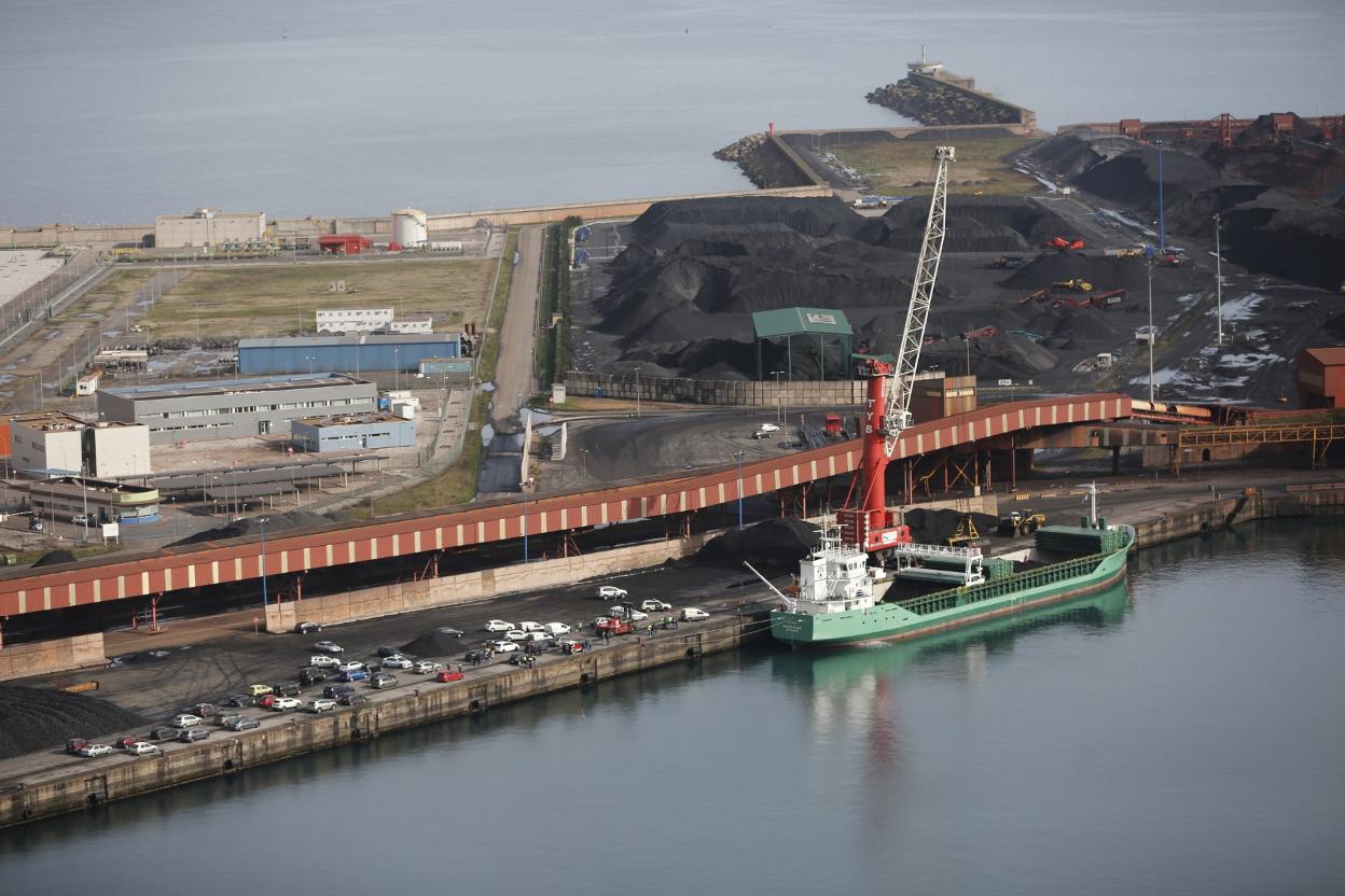 El Principado paraliza un proyecto carbonero en El Musel hasta conocer su efecto en la playa