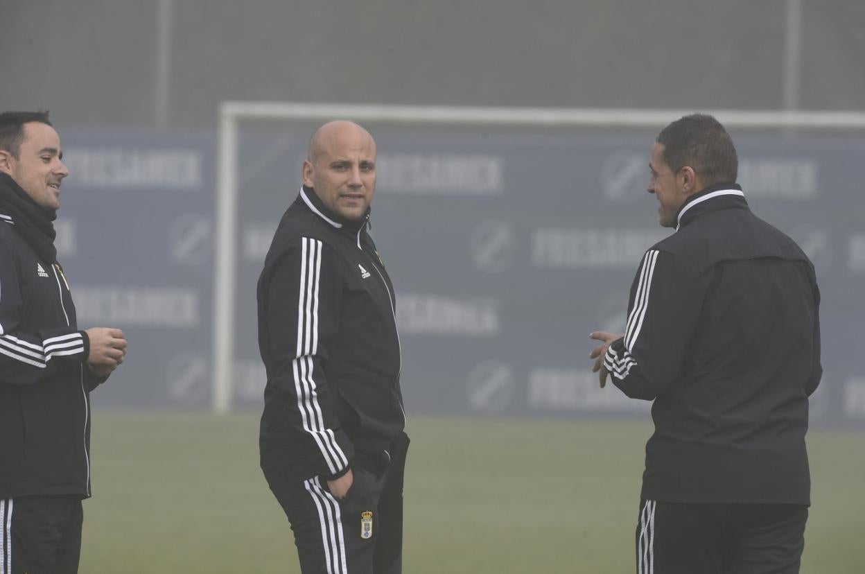 Javi Rozada dirigió el entrenamiento en medio de la niebla. 