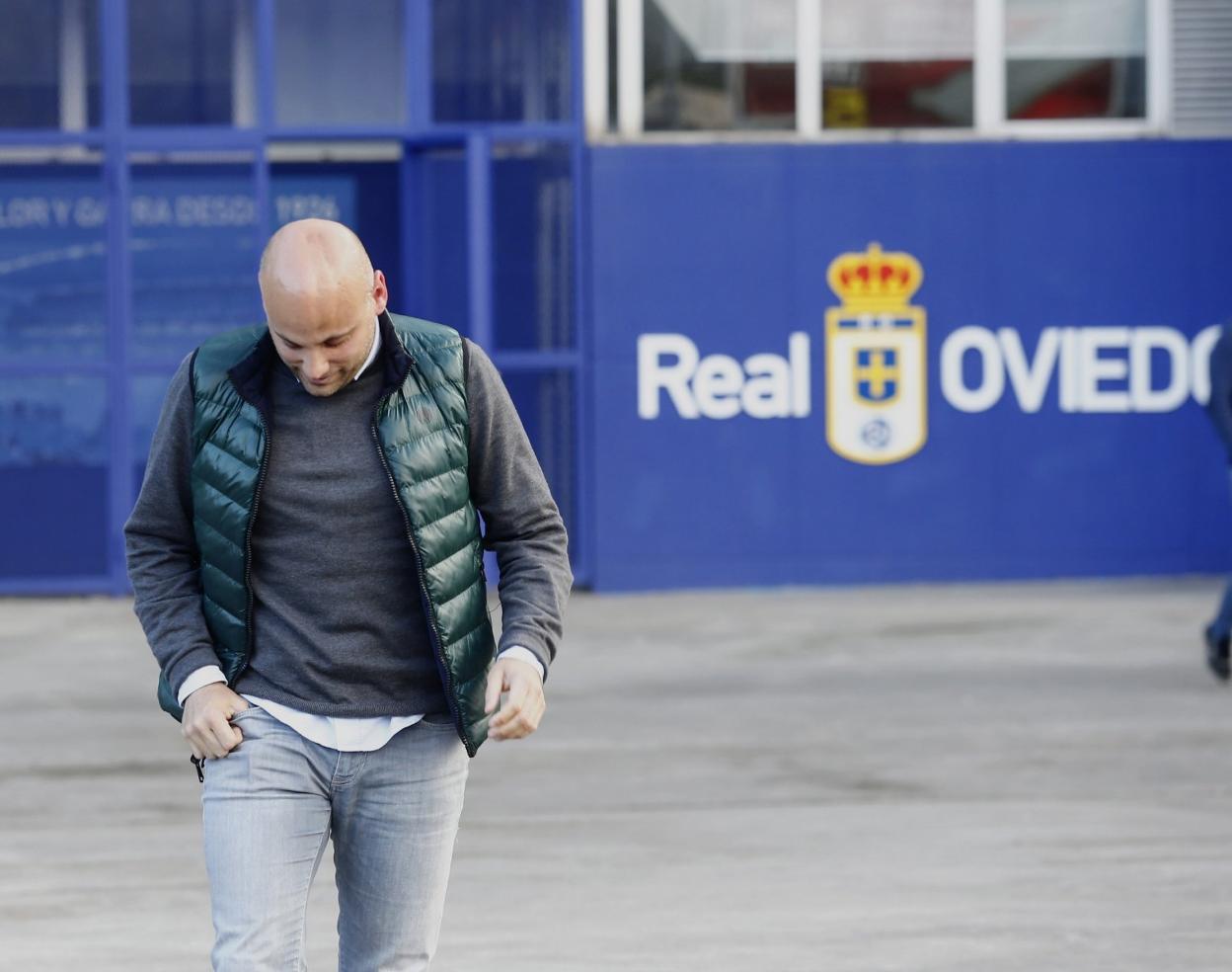 Rozada abandona abatido el Carlos Tartiere tras comunicarle el club su destitución. 