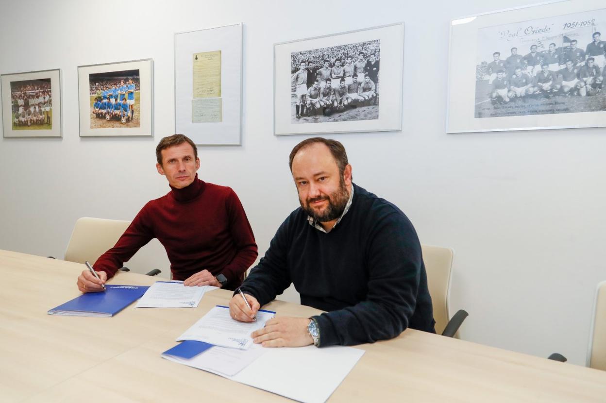 Ziganda y Jorge Menéndez Vallina, durante la firma del contrato del nuevo técnico.