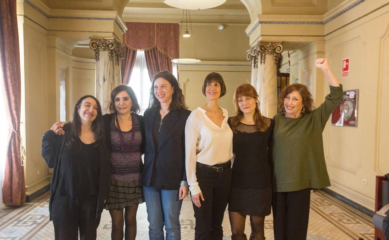 De izquierda a derecha, Ruth Sánchez, la concejala Yolanda Alonso, Manuela Rodríguez, Roser Pujol, Jessica Belda y Verónica Forqué. 