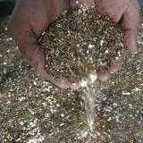 Virutas obtenidas de desechos electrónicos de una planta de reciclaje