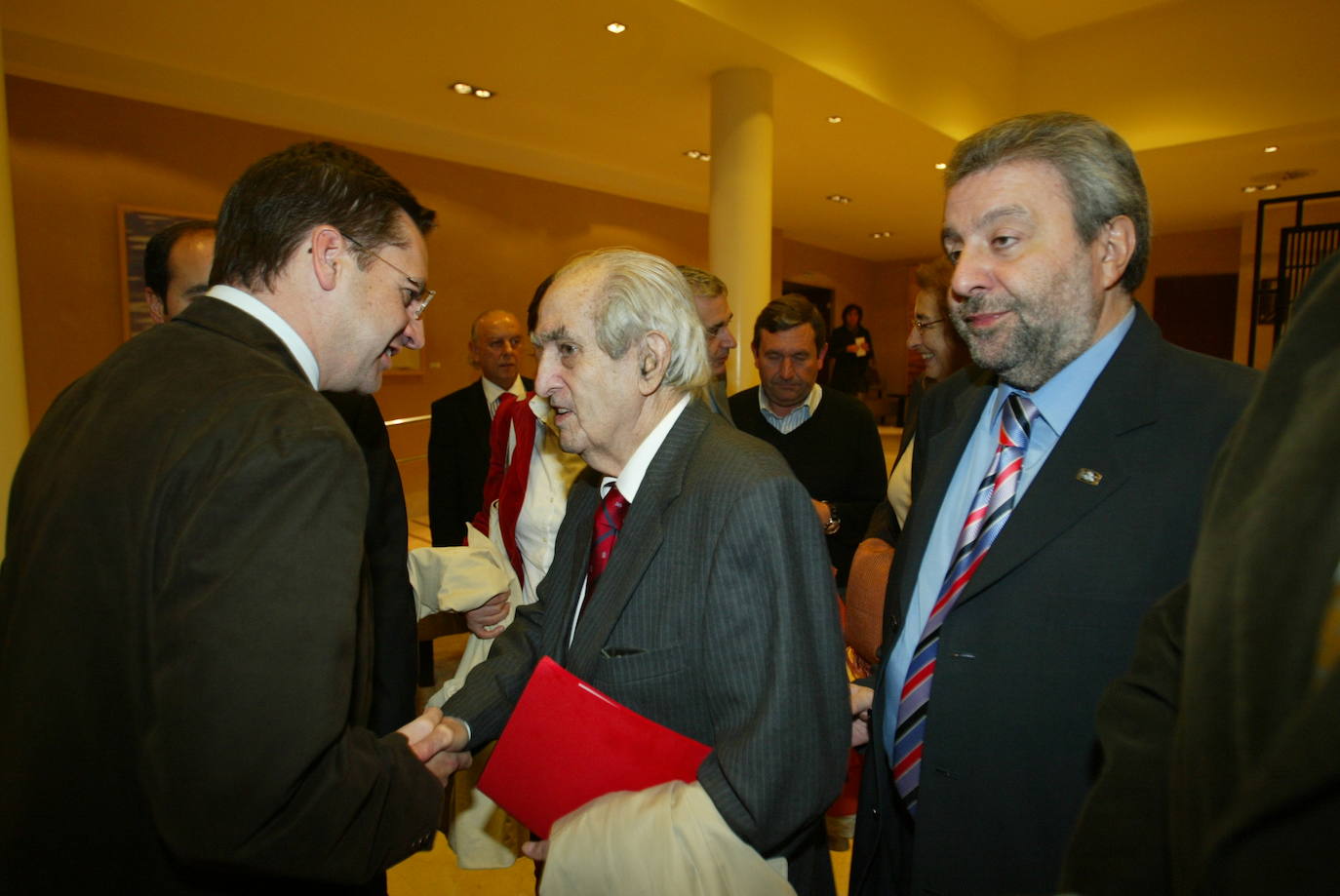 El avilesino Fernando Morán, ministro de Asuntos Exteriores entre los años 1982 y 1985, ha muerto a los 93 años en Madrid.