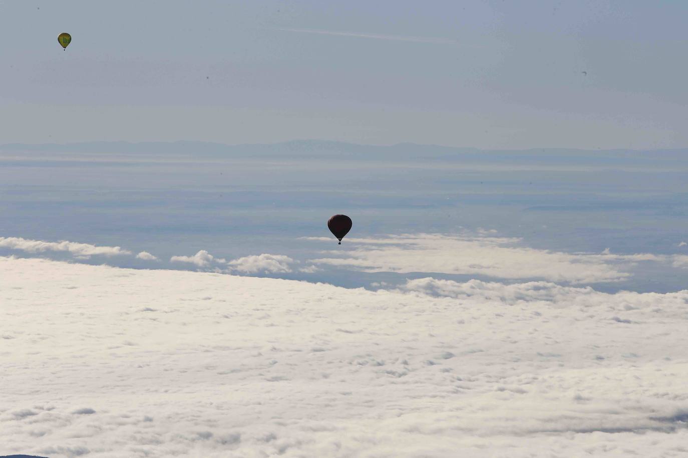 La 'Travesía en globo Picos de Europa 2020' dejó imágenes espectaculares. Tomaron parte una decena de participantes, procedentes de distintos puntos de España.