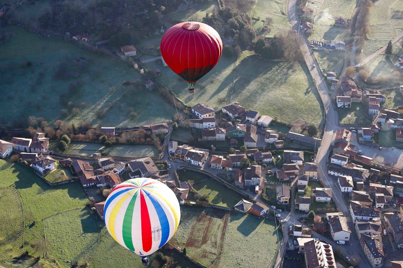 La 'Travesía en globo Picos de Europa 2020' dejó imágenes espectaculares. Tomaron parte una decena de participantes, procedentes de distintos puntos de España.