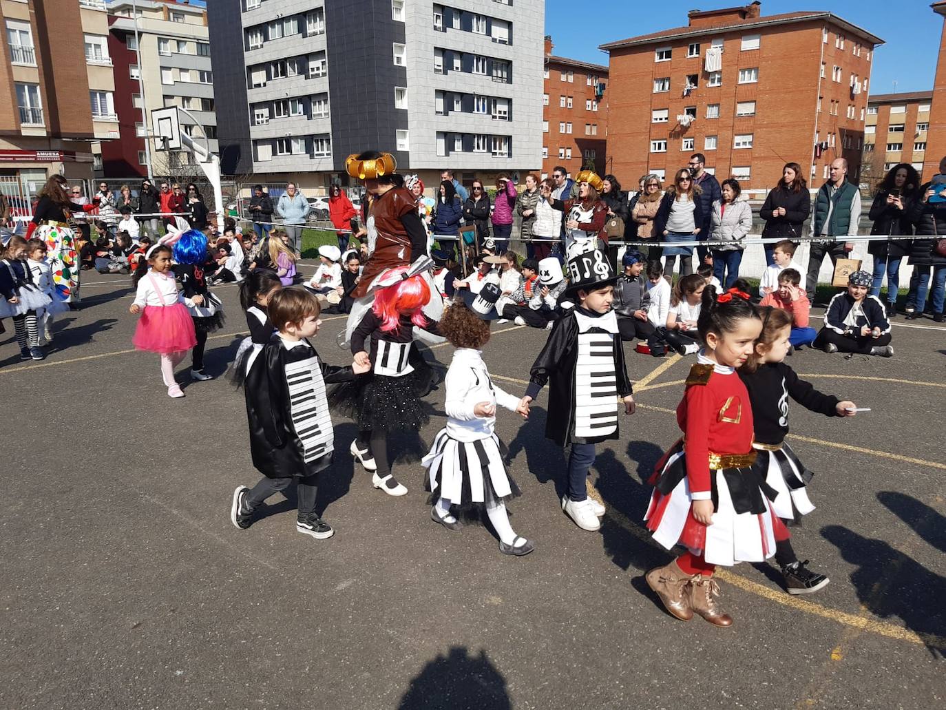 Algunos centros como los de infantil de San Eutiquio, El Bibio, Gloria Fuertes, Jovellanos, Severo Ochoa o San Vicente de Paúl hicieron que los más pequeños disfrutaran de una jornada especial