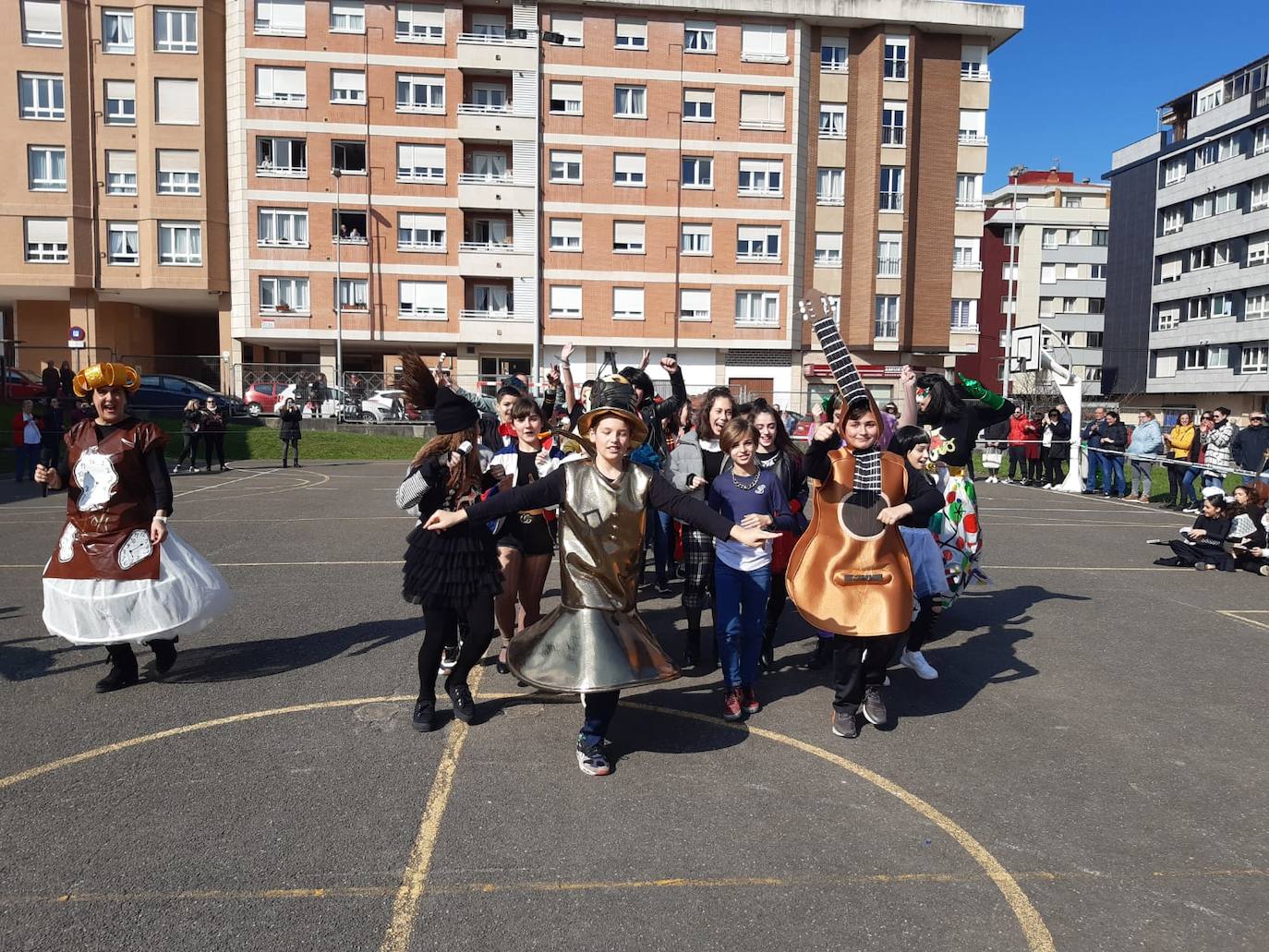 Algunos centros como los de infantil de San Eutiquio, El Bibio, Gloria Fuertes, Jovellanos, Severo Ochoa o San Vicente de Paúl hicieron que los más pequeños disfrutaran de una jornada especial