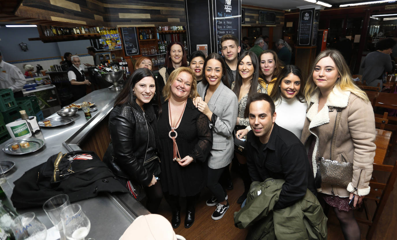 Con mucha antelación, grupos de gijonesas hace semanas que se reunieron para determinar dónde cenar la noche de Les Comadres.