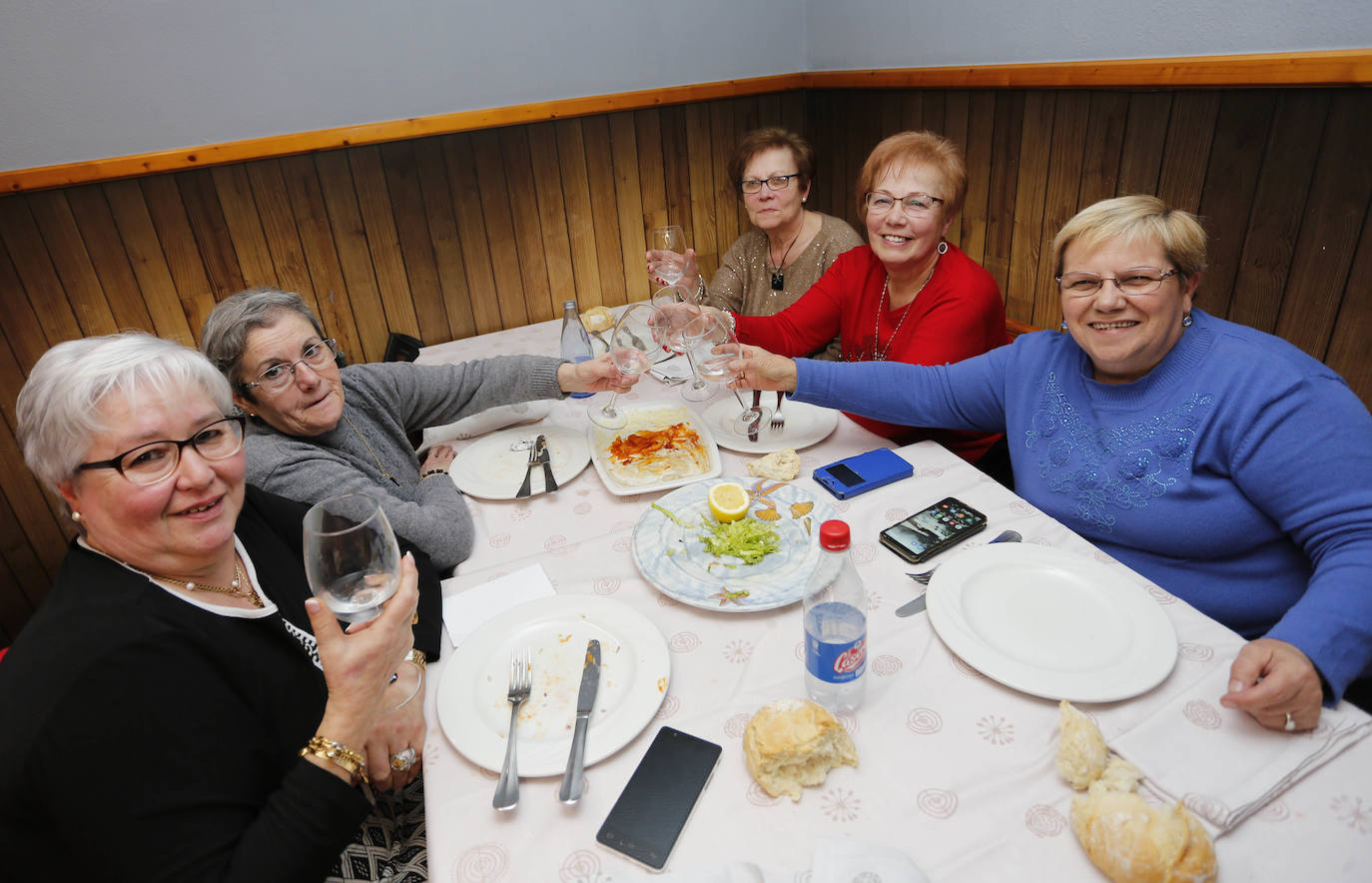 Con mucha antelación, grupos de gijonesas hace semanas que se reunieron para determinar dónde cenar la noche de Les Comadres.