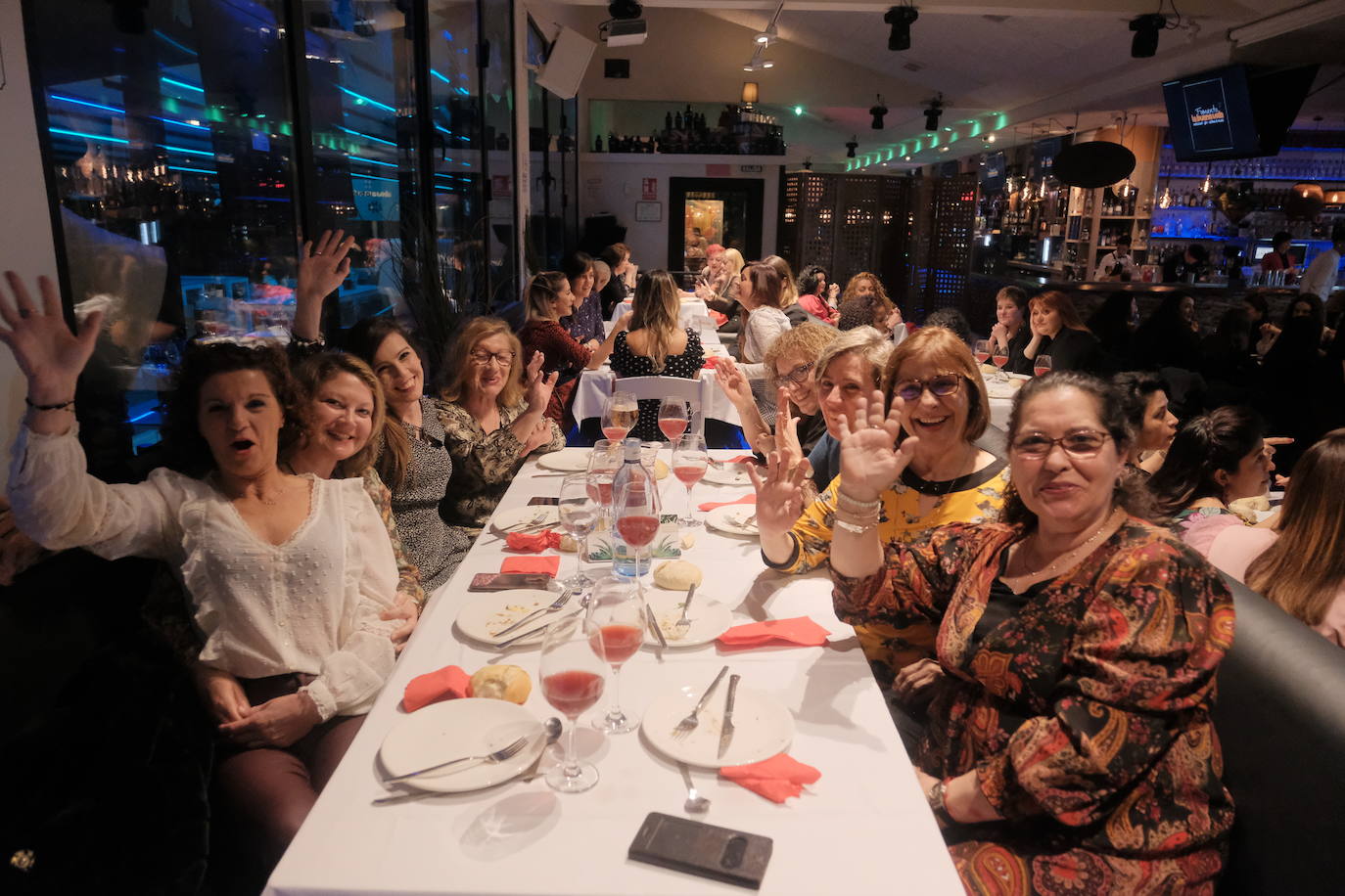 Con mucha antelación, grupos de gijonesas hace semanas que se reunieron para determinar dónde cenar la noche de Les Comadres.