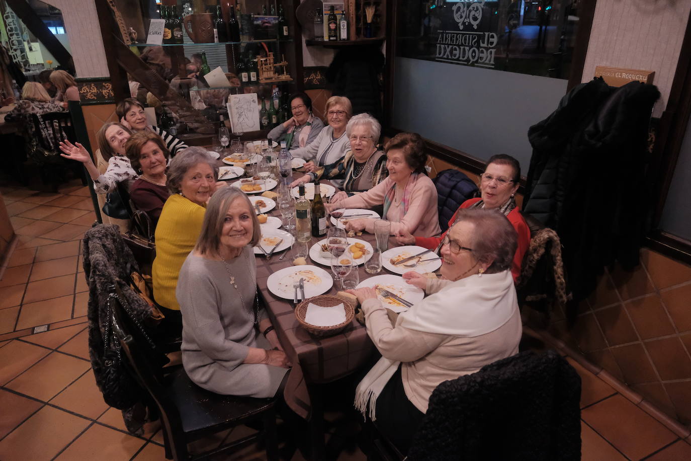 Con mucha antelación, grupos de gijonesas hace semanas que se reunieron para determinar dónde cenar la noche de Les Comadres.