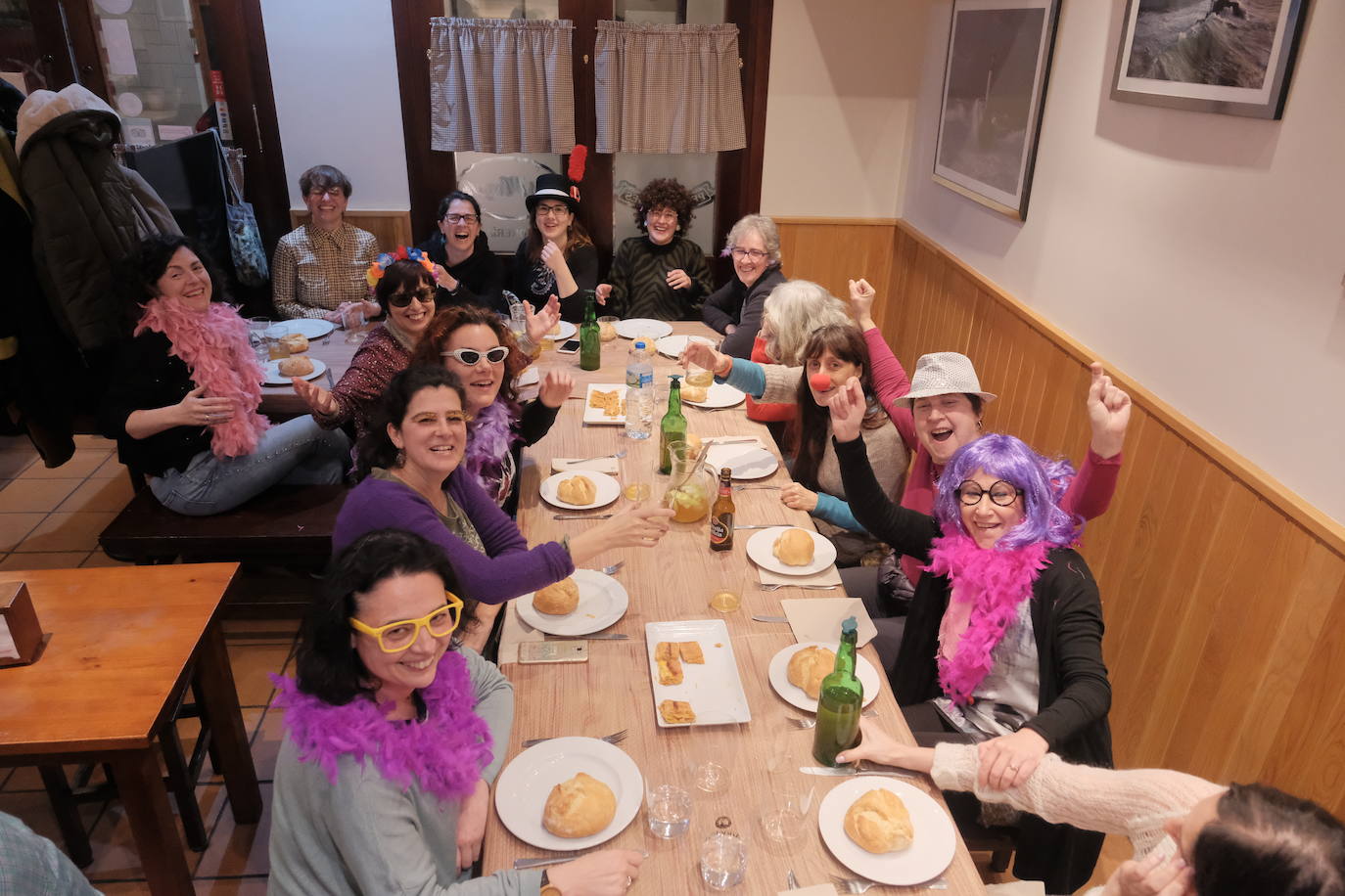 Con mucha antelación, grupos de gijonesas hace semanas que se reunieron para determinar dónde cenar la noche de Les Comadres.