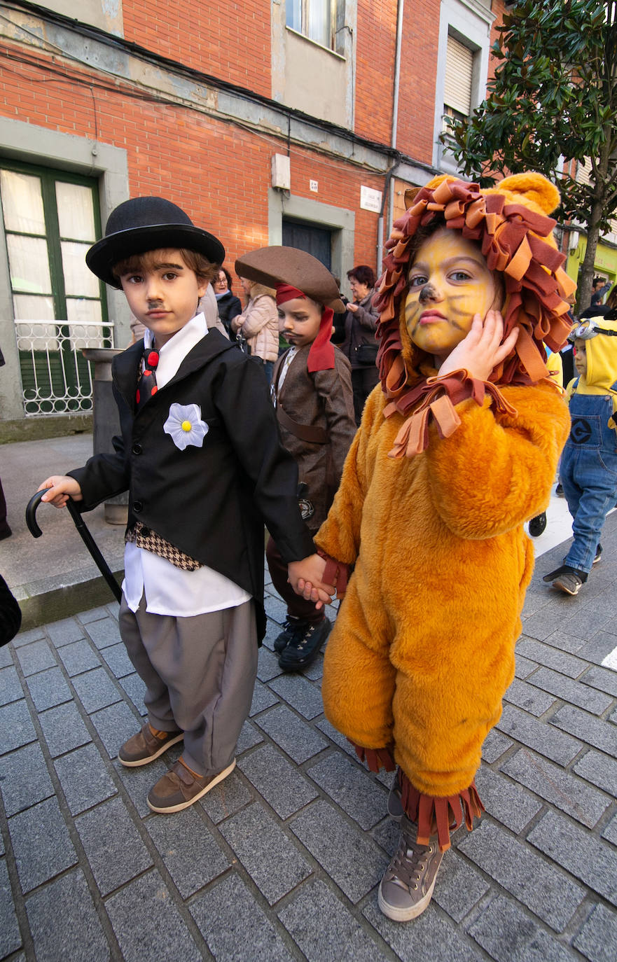 Los alumnos del colegio Peña Careses de Siero han lucido sus mejores galas para participar en el tradicional Desfile de Comadres. 