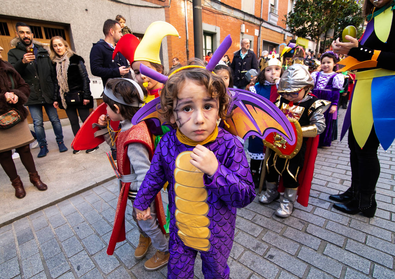 Los alumnos del colegio Peña Careses de Siero han lucido sus mejores galas para participar en el tradicional Desfile de Comadres. 