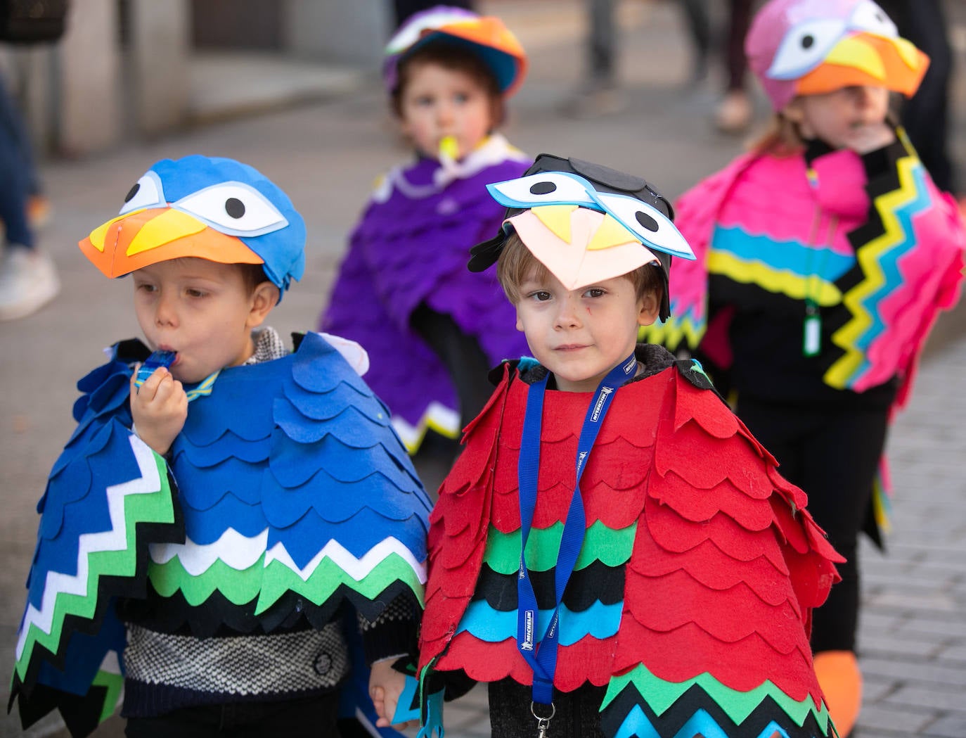Los alumnos del colegio Peña Careses de Siero han lucido sus mejores galas para participar en el tradicional Desfile de Comadres. 