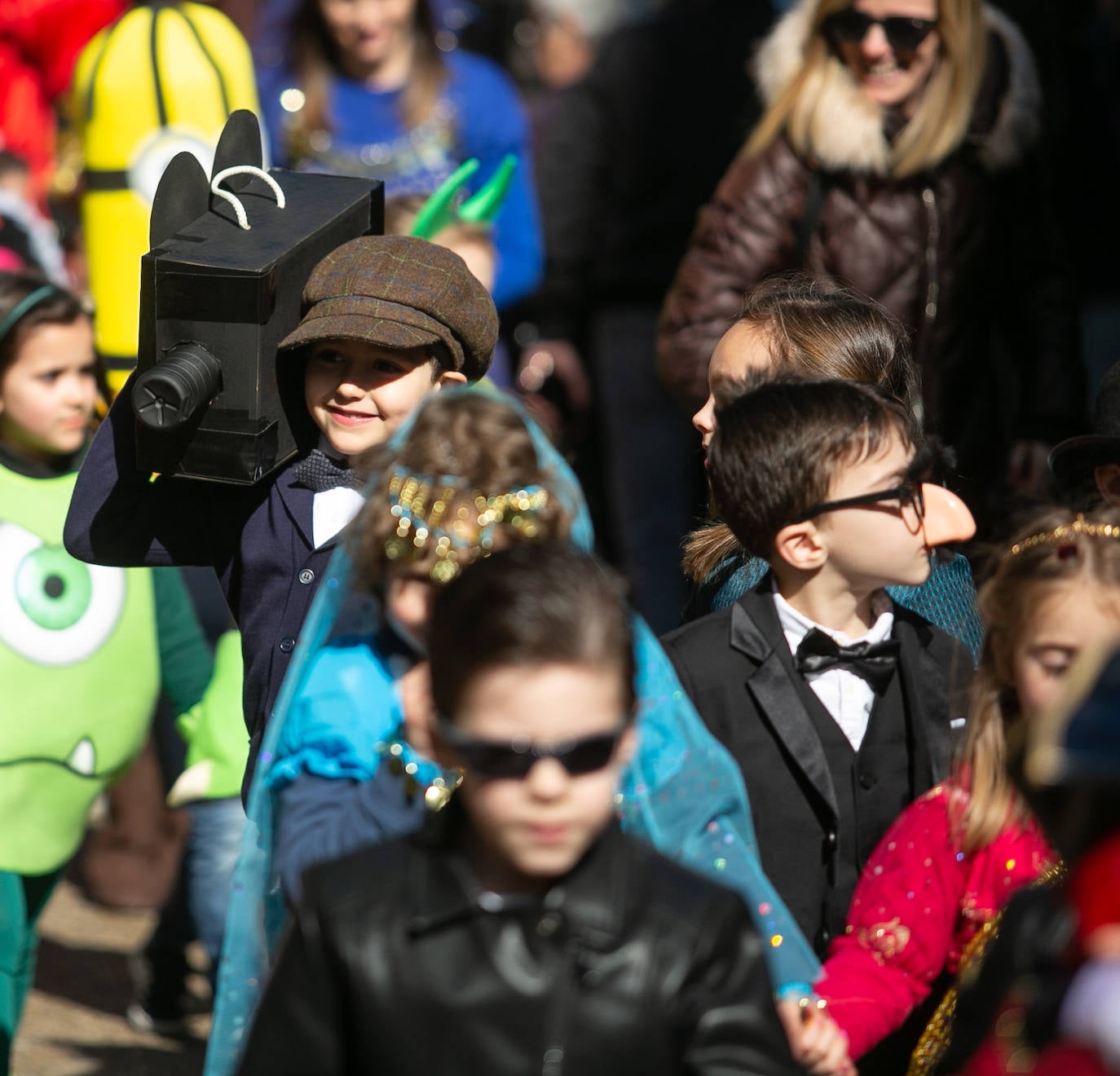 Los alumnos del colegio Peña Careses de Siero han lucido sus mejores galas para participar en el tradicional Desfile de Comadres. 