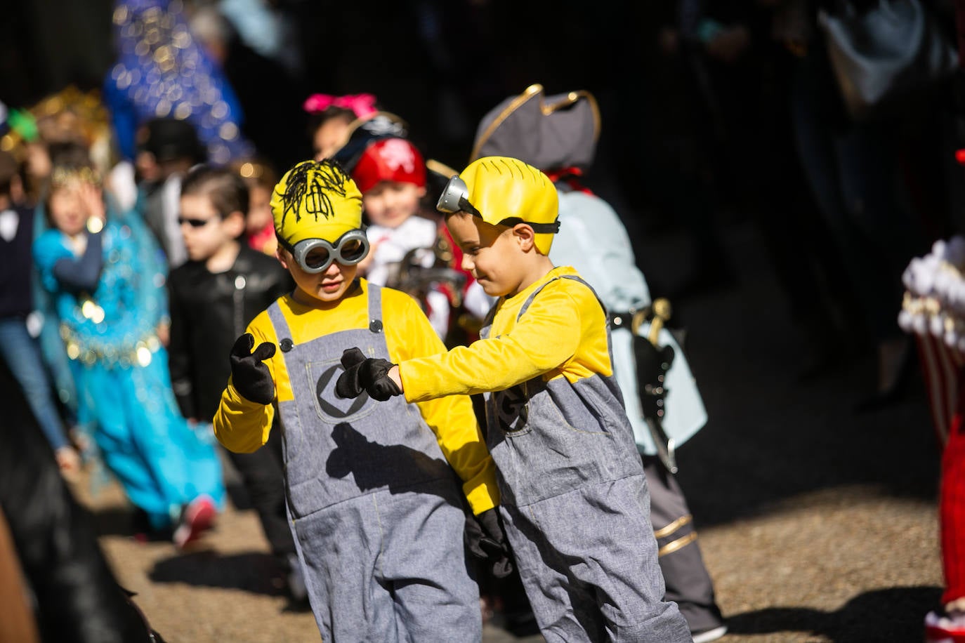 Los alumnos del colegio Peña Careses de Siero han lucido sus mejores galas para participar en el tradicional Desfile de Comadres. 