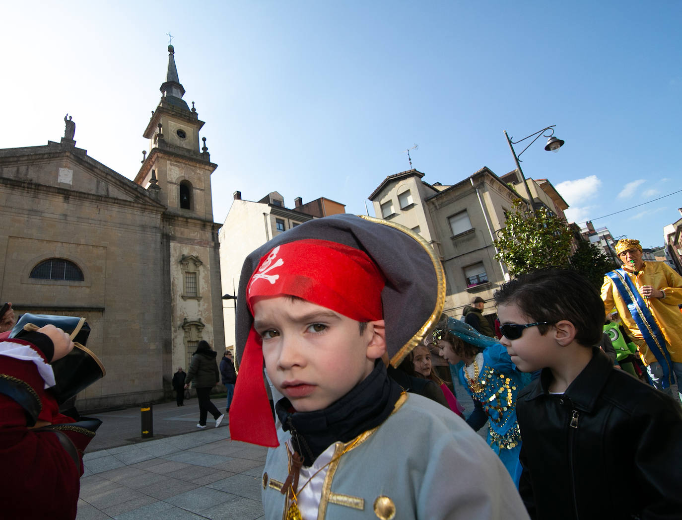 Los alumnos del colegio Peña Careses de Siero han lucido sus mejores galas para participar en el tradicional Desfile de Comadres. 