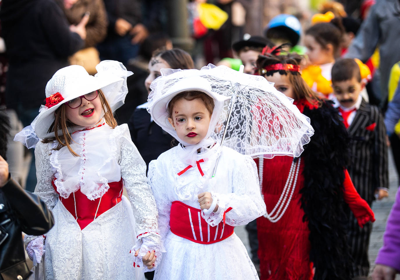 Los alumnos del colegio Peña Careses de Siero han lucido sus mejores galas para participar en el tradicional Desfile de Comadres. 