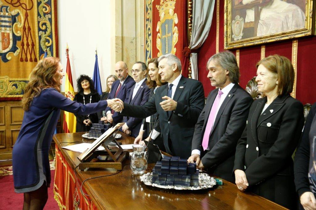 El rector, Santiago García Granda, ha presidido esta mañana, en el Paraninfo del Edificio Histórico, el Acto de Toma de Posesión «Rector Alas» de 132 miembros de la comunidad universitaria: 57 catedráticos y catedráticas de universidad, 49 profesores y profesoras titulares de universidad, 25 personas del Personal de Administración y Servicios y un cargo académico.