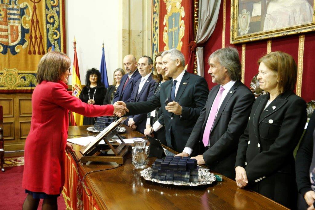 El rector, Santiago García Granda, ha presidido esta mañana, en el Paraninfo del Edificio Histórico, el Acto de Toma de Posesión «Rector Alas» de 132 miembros de la comunidad universitaria: 57 catedráticos y catedráticas de universidad, 49 profesores y profesoras titulares de universidad, 25 personas del Personal de Administración y Servicios y un cargo académico.