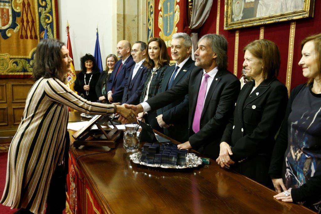 El rector, Santiago García Granda, ha presidido esta mañana, en el Paraninfo del Edificio Histórico, el Acto de Toma de Posesión «Rector Alas» de 132 miembros de la comunidad universitaria: 57 catedráticos y catedráticas de universidad, 49 profesores y profesoras titulares de universidad, 25 personas del Personal de Administración y Servicios y un cargo académico.