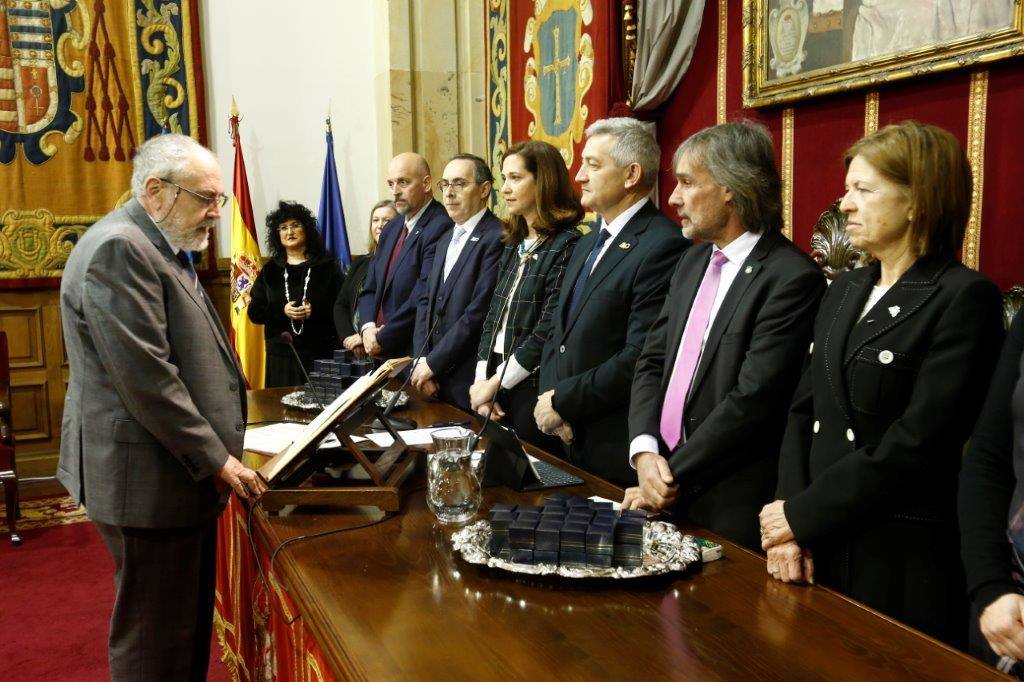 El rector, Santiago García Granda, ha presidido esta mañana, en el Paraninfo del Edificio Histórico, el Acto de Toma de Posesión «Rector Alas» de 132 miembros de la comunidad universitaria: 57 catedráticos y catedráticas de universidad, 49 profesores y profesoras titulares de universidad, 25 personas del Personal de Administración y Servicios y un cargo académico.