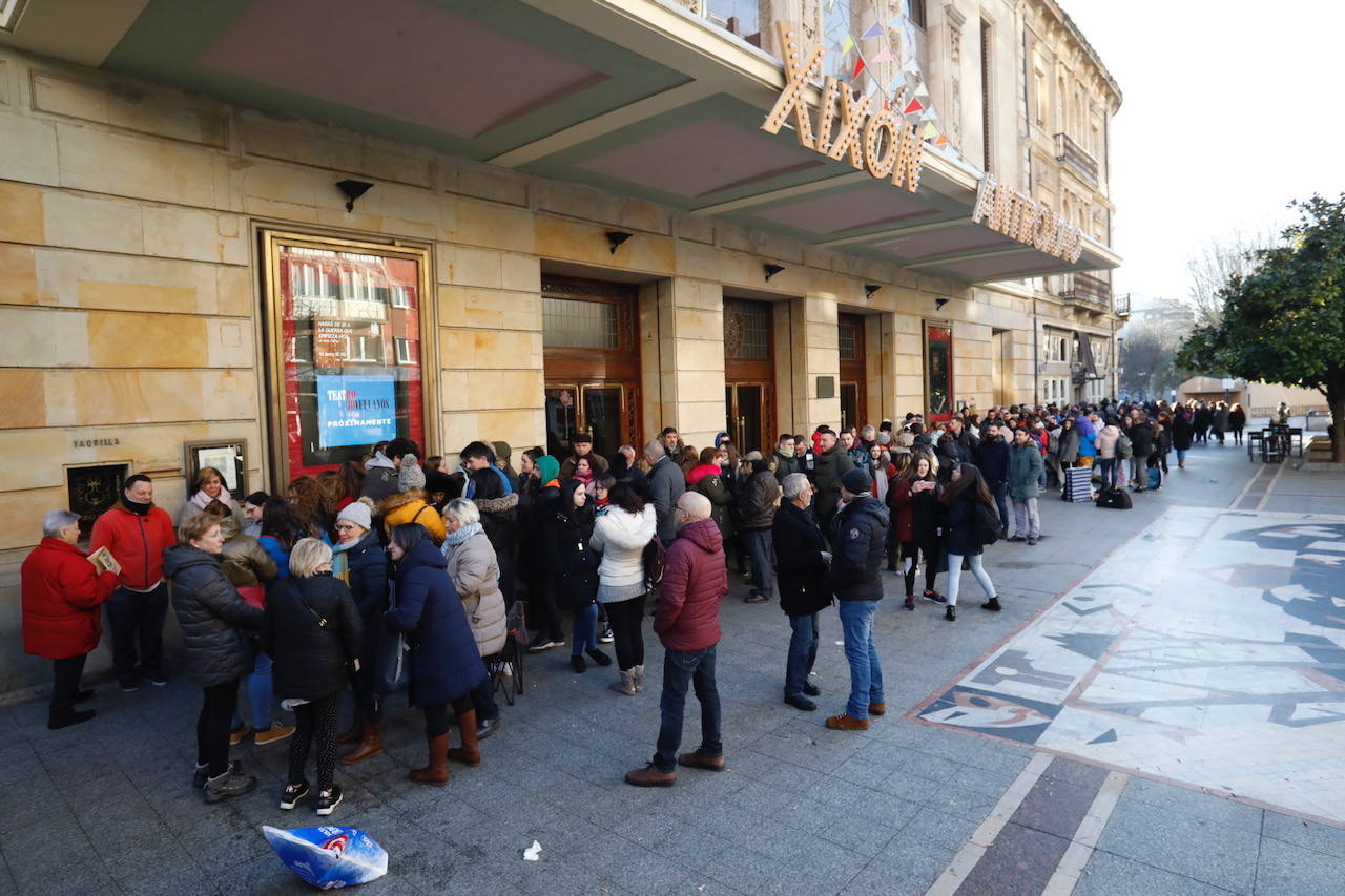 Fotos: Colas interminables para asegurarse un sitio en el concurso de charangas de Gijón