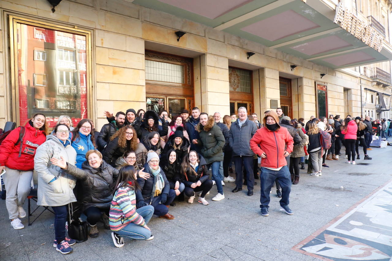 Fotos: Colas interminables para asegurarse un sitio en el concurso de charangas de Gijón